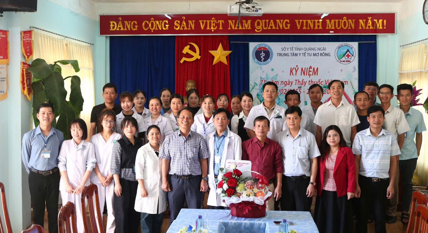 Trung tâm Y tế Tu Mơ Rông đón tiếp Đoàn lãnh đạo Đảng ủy và UBND xã thăm, chúc mừng nhân Ngày Thầy thuốc Việt Nam 27/02